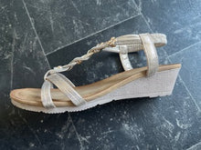 Load image into Gallery viewer, SAMPHIRE Goldtone Sandal
