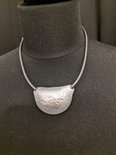 Load image into Gallery viewer, Hammered metal necklace
