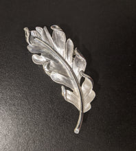 Load image into Gallery viewer, Magnetic Scarf Fastener/Brooch Embossed Leaf

